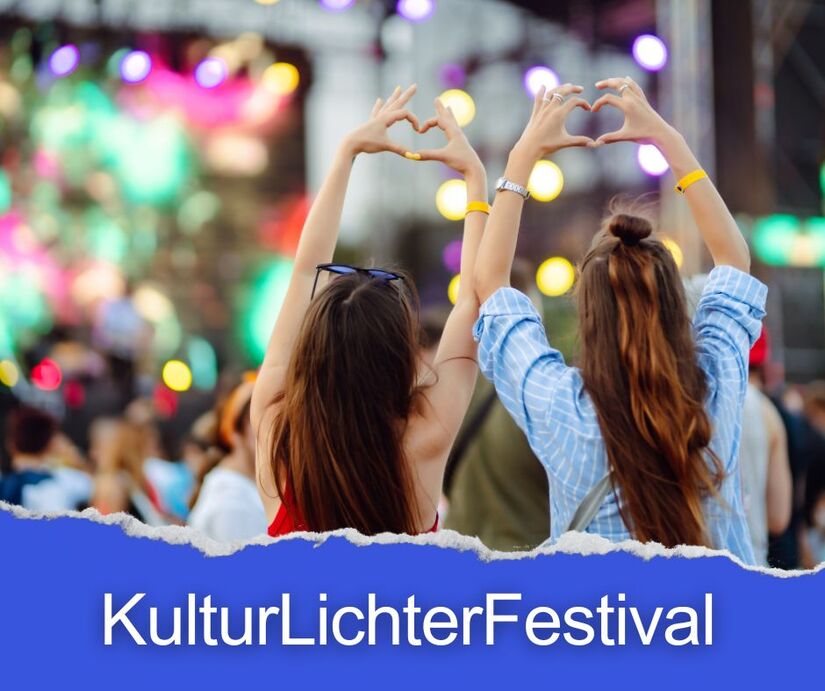Zwei Frauen bei einem Festival