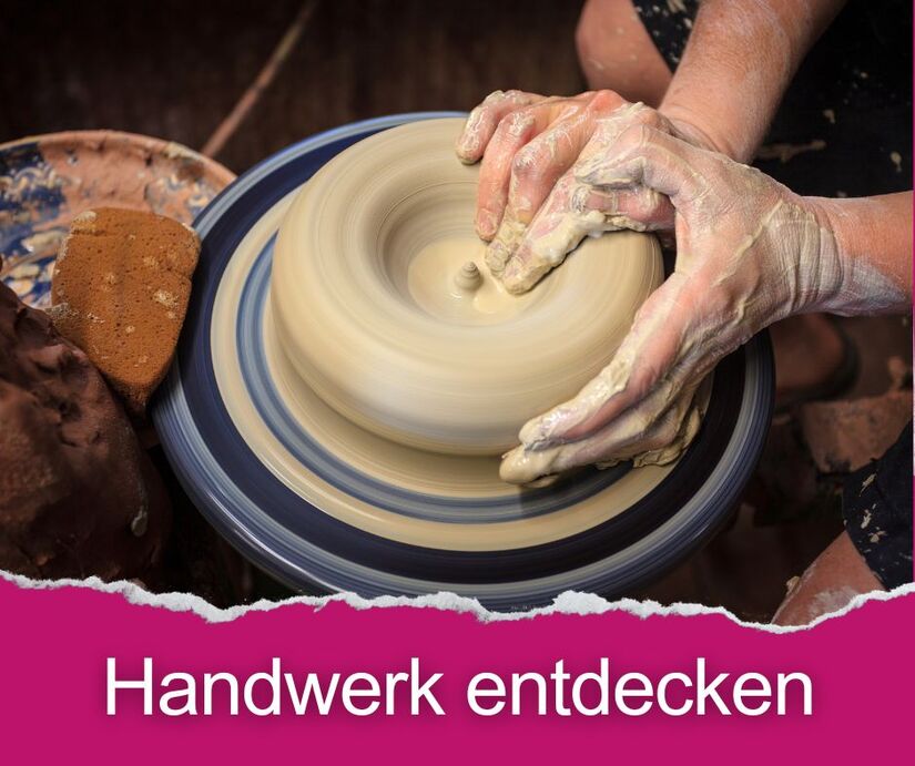 Hände an Werkstück auf der Töpferscheibe