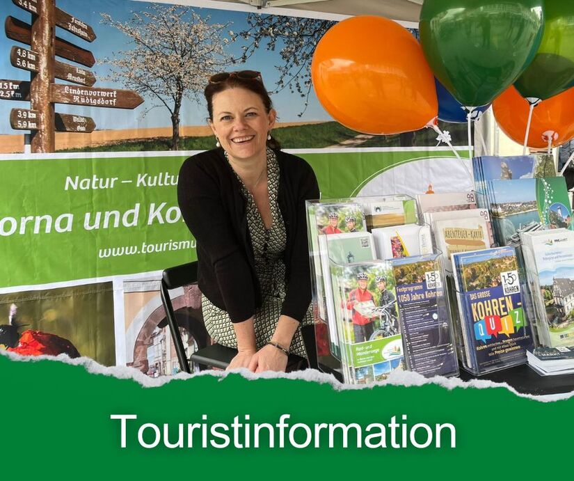 Frau an einem Servicetresen