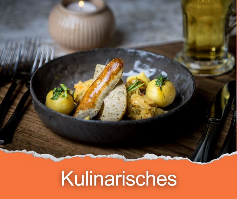 Bratwurst mit Kartoffeln in einer Pfanne
