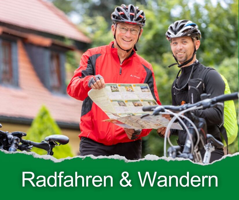 Zwei Radfahrer mit einer Radwanderkarte
